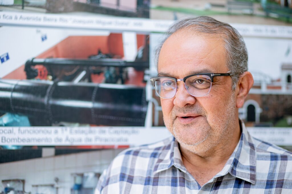 Senhor de óculos e cabelos brancos e camisa xadrez azul e branca, diretor da Faculdade de Tecnologia de Piracicaba, concede entrevista.