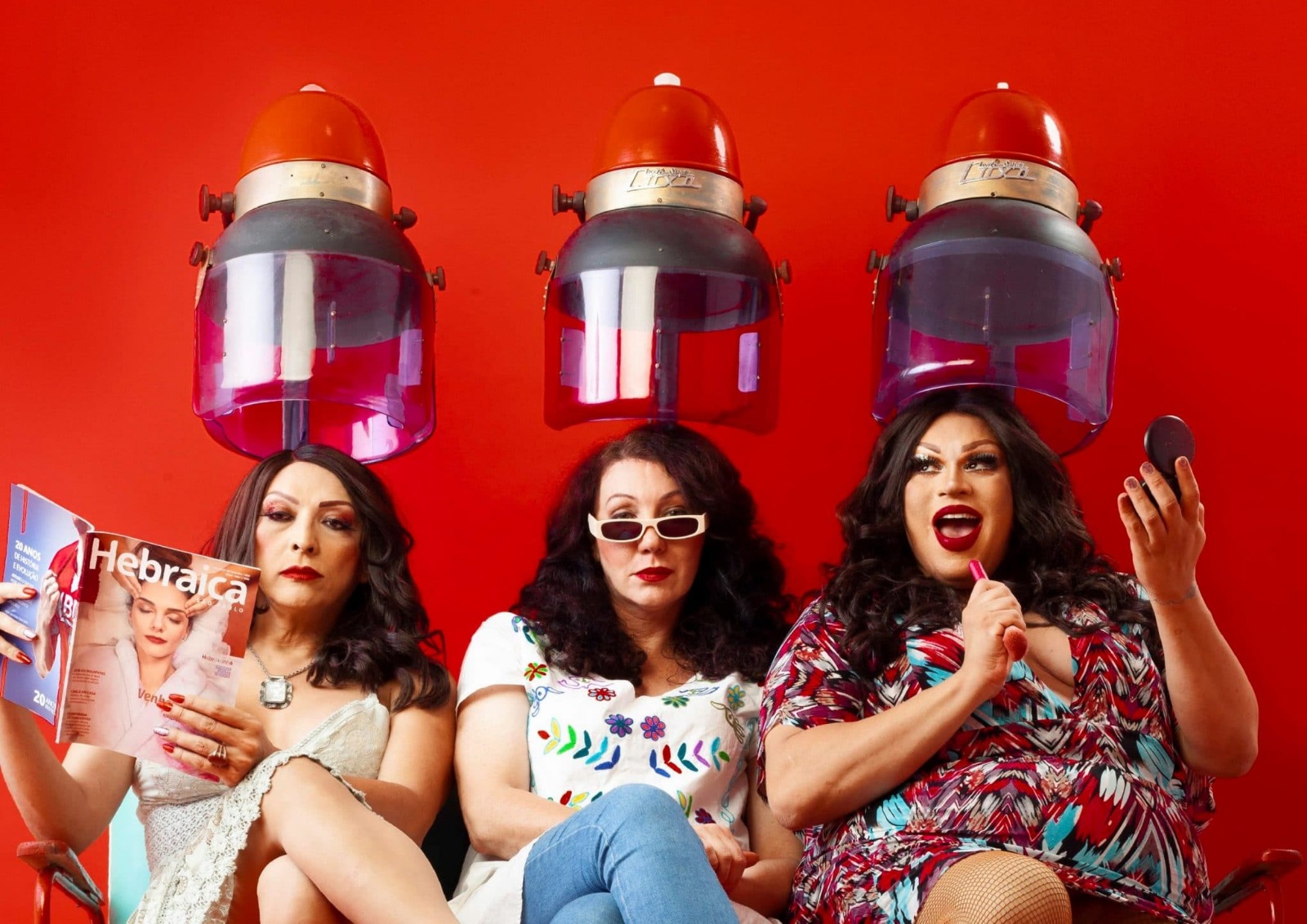 Três mulheres de frente como se estivessem em um salão de beleza