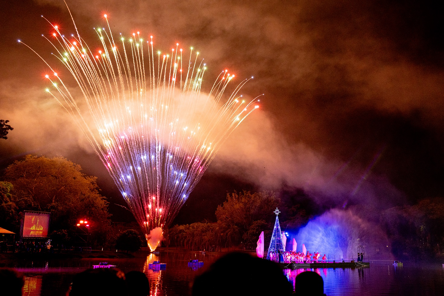 Show de luzes e imagens projetadas à noite