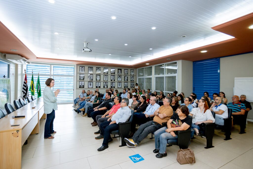 A secretária da Secretaria Municipal de Agricultura e Abastecimento (Sema), Nancy Thame, de mãos juntas, fala para parceiros da secretaria.
