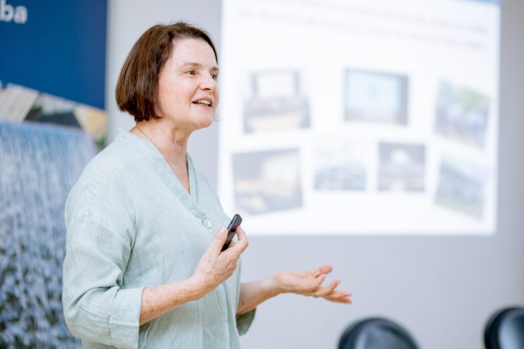 A secretária municipal de Agricultura e Abastecimento (Sema), Nancy Thame, de camisa azul clara, fala durante encontro com parceiros da secretaria.