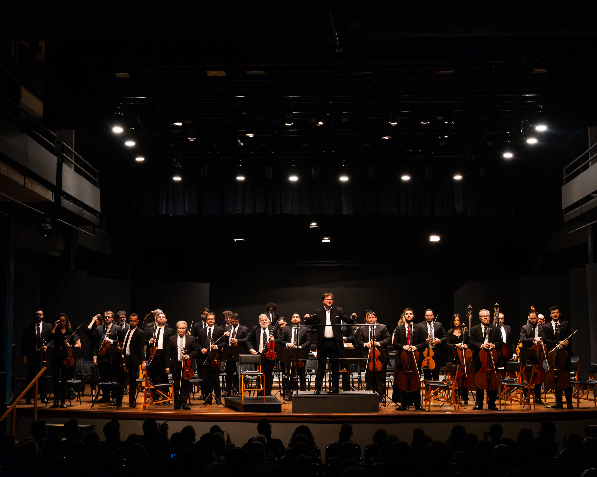 Orquestra posicionada em palco
