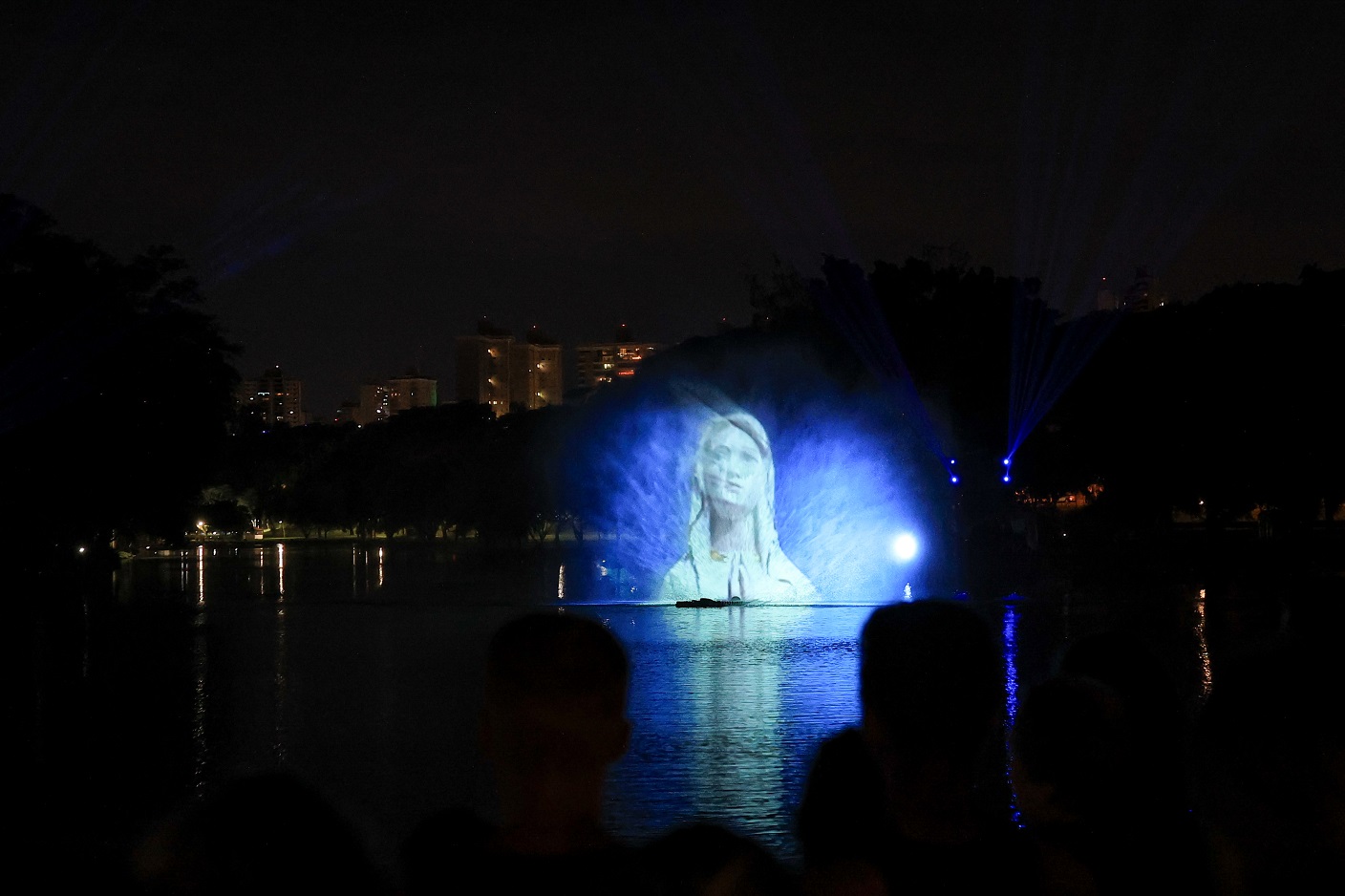 Projeção de luz no lago da rua do porto
