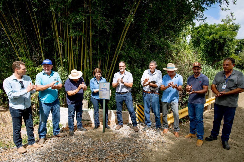 Prefeito Luciano Almeida, ao lado da secretária da Sema, Nancy Thame, aplaude o descerramento da placa de entrega da restauração de ponte
