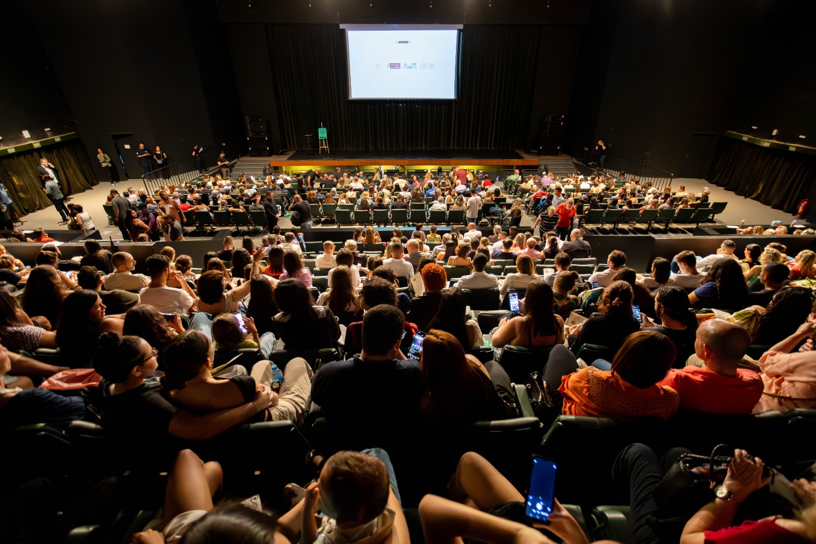 Plateia em uma sala de teatro totalmente ocupada