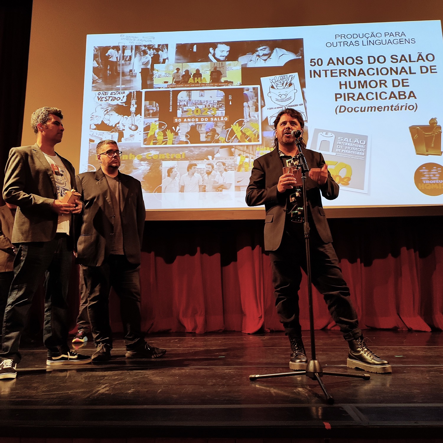 Junior Kadeshi, diretor do Salão de Hiumor, recebe premio em evento em São Paulo