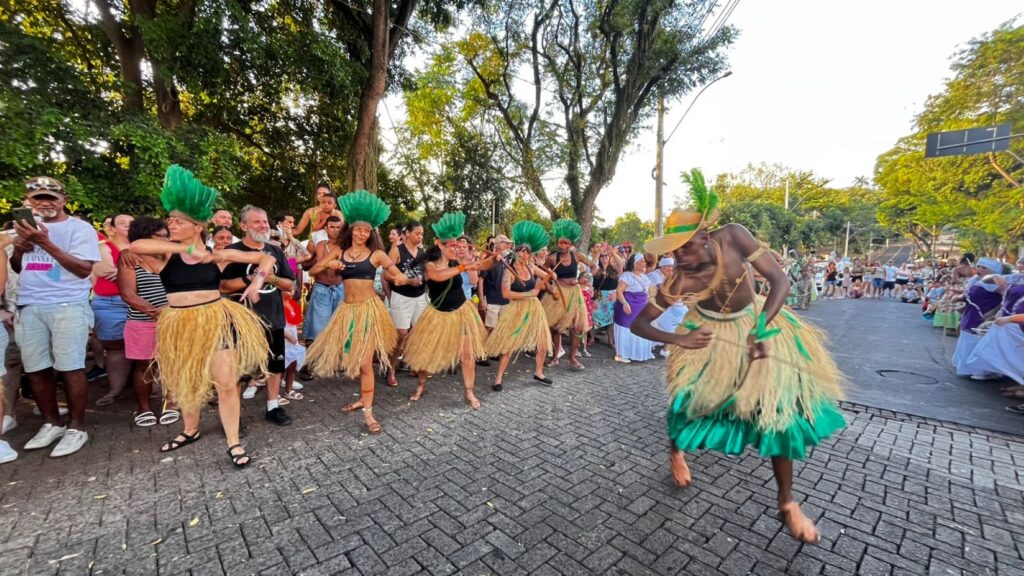 grupo dançando, com público ao redor