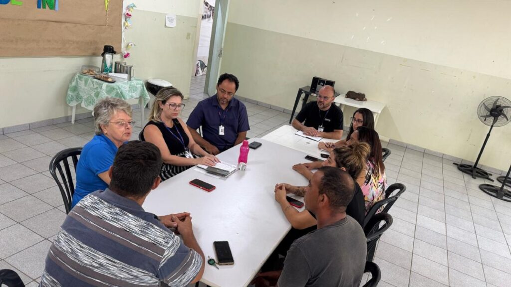 Na ponta da mesa está Adriano Camargo- secretário executivo da Secretaria Muniicipal de Assistência, Desenvolvimento Social e Família, durante reunião com líderes comunitário da região do MárioDedini