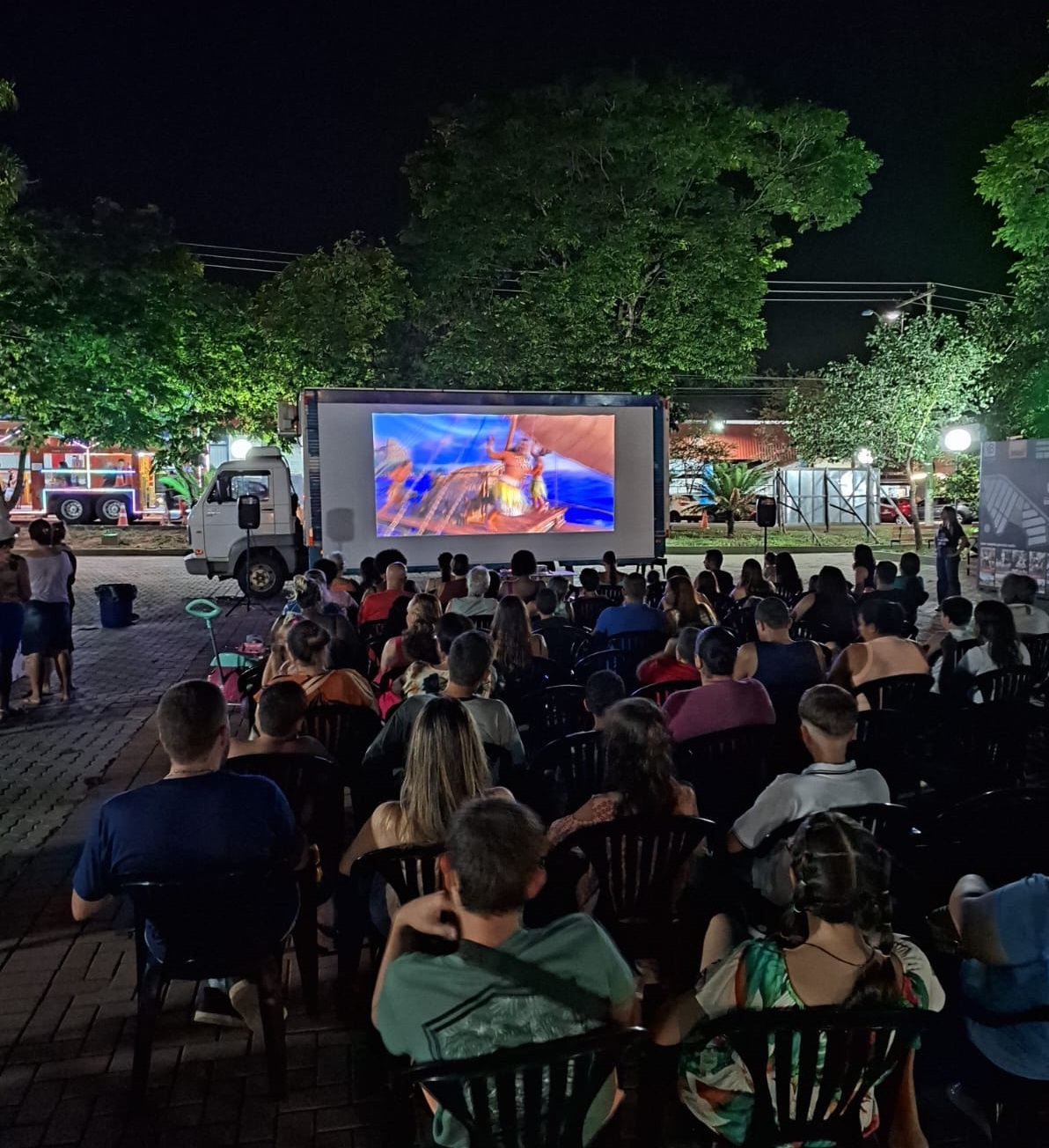 População assiste ao filme Tdurante edição do Cine Céu