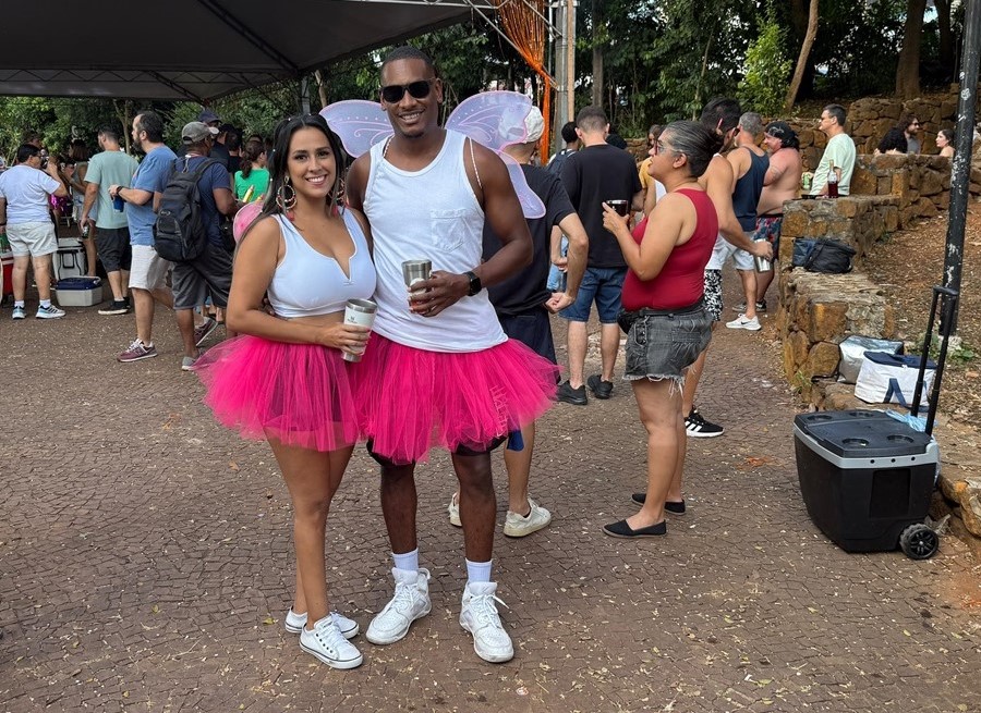 mulher e homem com fantasia de borboleta