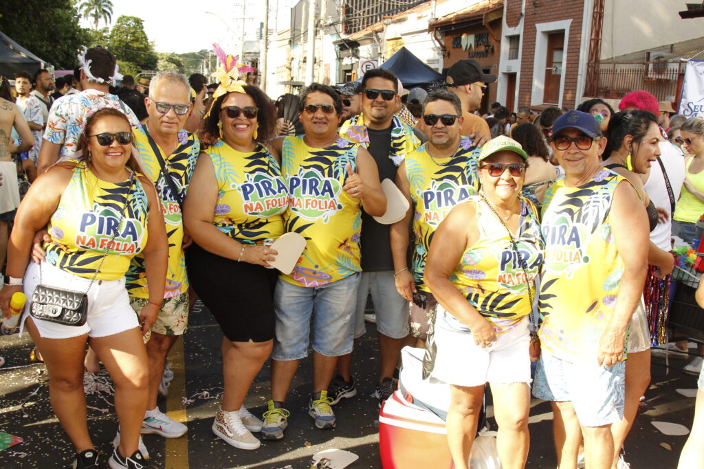 grupo de pessoas vestindo a mesma camiseta em celebração ao Carnaval