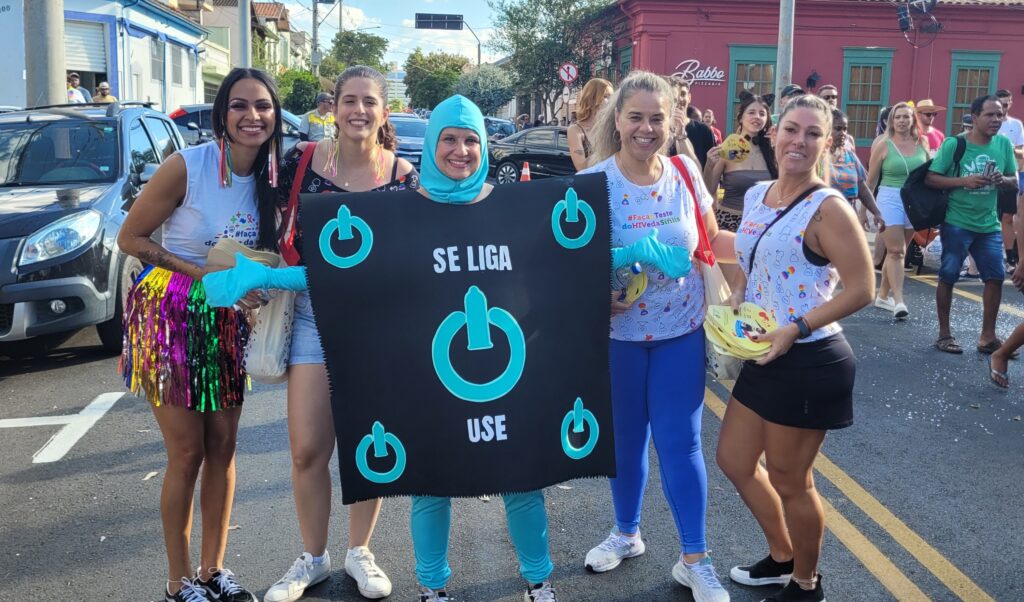 pessoas passando informações sobre Infecções Sexualmente Transmissíveis 