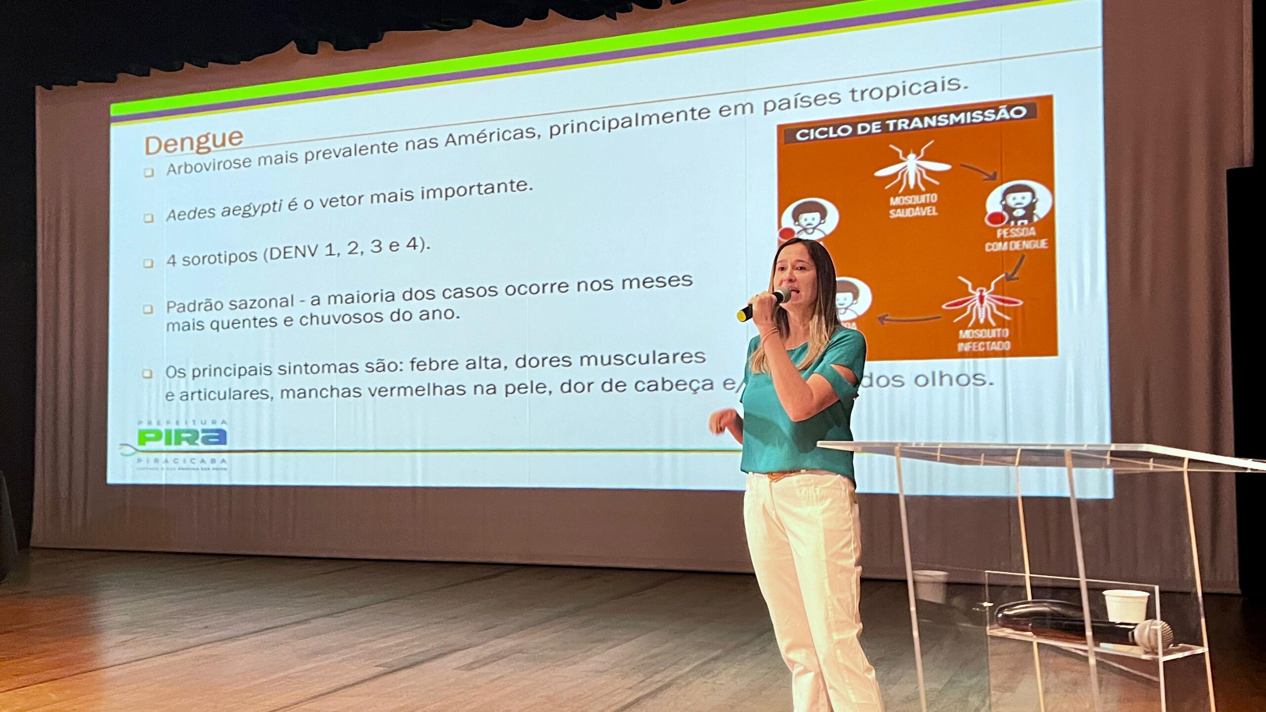 A imagem parece ser um slide de uma apresentação sobre a Dengue. *Título do Slide:* Dengue *Pontos Principais:* - *Prevalência:* A Dengue é o arbovírus mais prevalente nas Américas, especialmente em países tropicais. - *Vetor:* O mosquito Aedes aegypti é o principal vetor (transportador) da doença. - *Serotipos:* Existem quatro serotipos do vírus da Dengue (DENV 1, 2, 3 e 4). - *Sazonalidade:* A maioria dos casos ocorre durante os meses mais quentes e chuvosos do ano. - *Sintomas:* Os principais sintomas são febre alta, dores musculares e articulares, manchas vermelhas na pele, dor de cabeça e dor atrás dos olhos. *Diagrama:* - *Ciclo de Transmissão:* O slide inclui um diagrama que ilustra o ciclo de transmissão da Dengue. Ele mostra: - Um mosquito saudável picando uma pessoa com Dengue. - O mosquito se tornando infectado. - O mosquito infectado picando outra pessoa, transmitindo o vírus. *Detalhes Adicionais:* - A apresentação provavelmente é da cidade de Piracicaba, no Brasil. *Resumo:* O slide da apresentação fornece uma visão concisa sobre a Dengue, incluindo sua prevalência, vetor, serotipos, sazonalidade, sintomas e ciclo de transmissão.