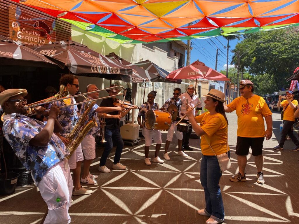 banda tocando na Rua do Porto