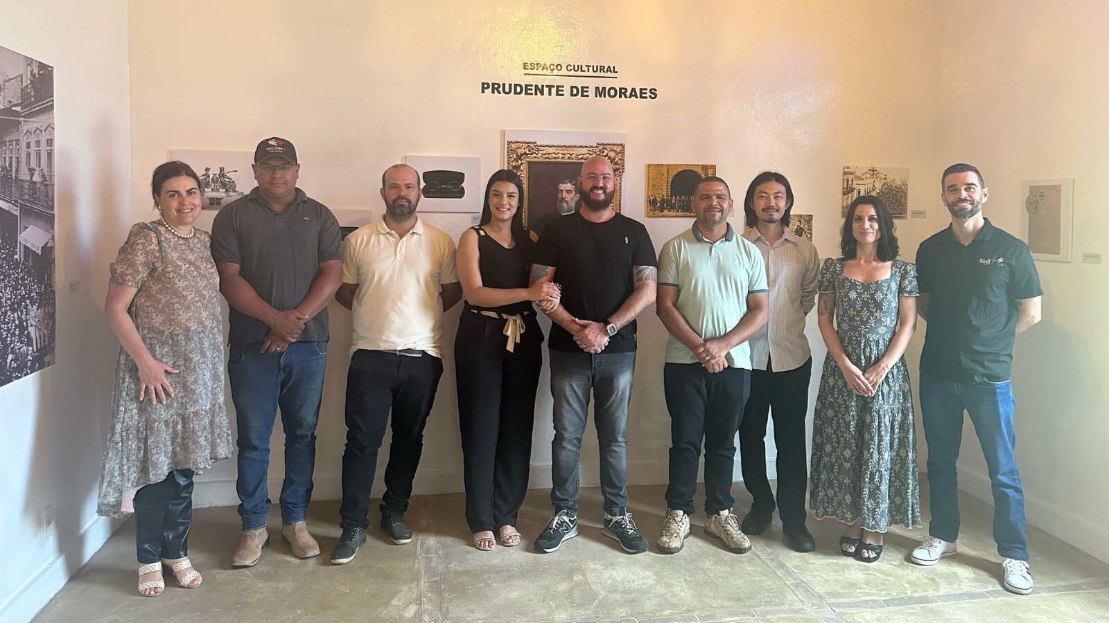 Um grupo de nove pessoas posa sorridente diante de uma parede onde está escrito "Espaço Cultural Prudente de Moraes". São integrantes da equipe da Secretaria de Cultura e do Museu Prudente de Moraes, reunidos para a inauguração do espaço expositivo em Mairinque.