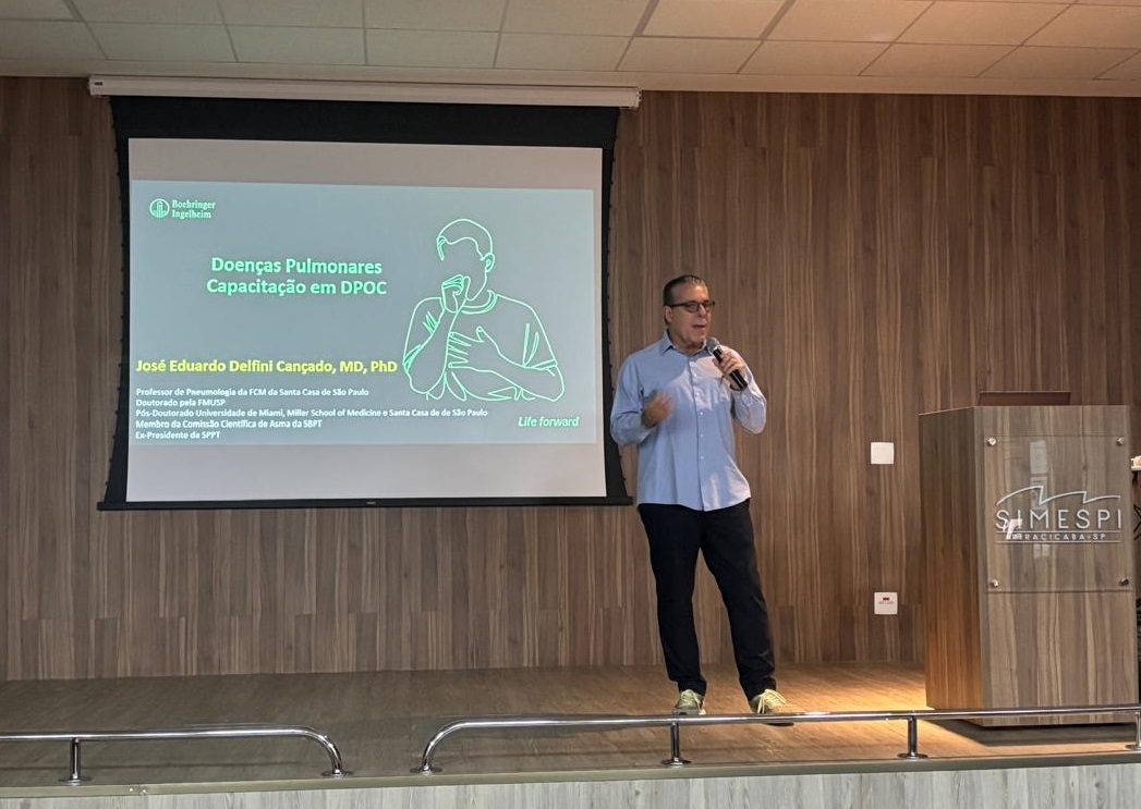 Doenças Pulmonares: Capacitação em DPOC *Palestrante:* José Eduardo Delfini Cançado, MD, PhD *Credenciais:* * Professor de Pneumologia da FCM (Faculdade de Ciências Médicas) da Santa Casa de São Paulo. * Doutorado pela FMUSP (Faculdade de Medicina da Universidade de São Paulo). * Pós-doutorado na Universidade de Miami, Miller School of Medicine, e Santa Casa de São Paulo. * Membro da Comissão Científica de Asma da SBPT (Sociedade Brasileira de Pneumologia e Tisiologia). * Ex-Presidente da SPPT (Sociedade Paulista de Pneumologia e Tisiologia). A imagem mostra o Dr. Cançado dando uma palestra sobre doenças pulmonares, especificamente sobre DPOC (Doença Pulmonar Obstrutiva Crónica). A apresentação é patrocinada pela Boehringer Ingelheim e Life Forward. A palestra acontece num local que parece ser um auditório ou sala de conferências do SIMESPI (provavelmente uma sigla para uma instituição ou associação médica) em Piracicaba, SP.