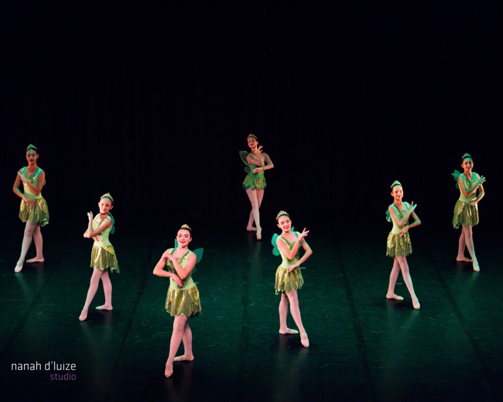 A imagem é um pôster anunciando o "Festival Junino de Piracicaba 2025". O evento ocorrerá de 13 a 15 de junho no Engenho Central. O pôster destaca os horários de funcionamento de cada dia (sexta das 15h às 22h, sábado das 15h às 22h e domingo das 11h às 22h), informando que a entrada é gratuita. Apresenta os logos das entidades envolvidas na realização e organização do evento, incluindo a Secretaria de Turismo e Cultura, a Prefeitura de Piracicaba, a Eco Promoções e Eventos e o Guia Piracicaba. A estética é vibrante, com cores fortes e elementos gráficos que remetem às festas juninas.