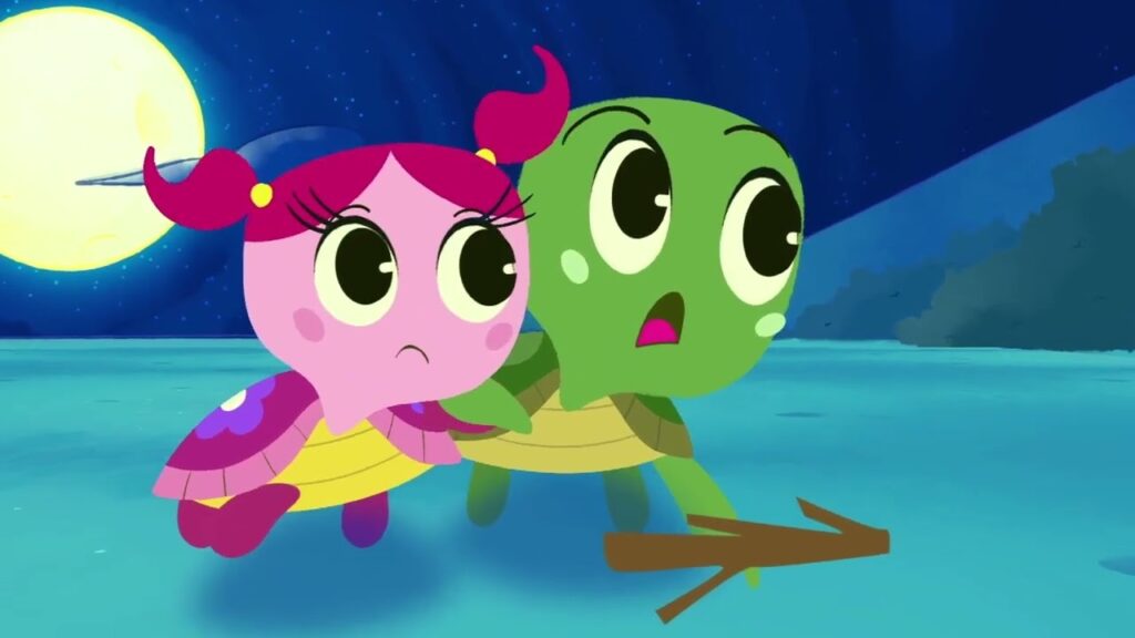 A imagem mostra dois personagens de desenho animado, que parecem ser tartarugas, em um cenário noturno. * *Tartaruga Rosa:* Uma tartaruga fêmea com um casco amarelo e rosa, com detalhes florais em sua concha. Ela tem cabelo rosa em dois coques e grandes olhos expressivos. Sua expressão é um pouco preocupada ou triste. * *Tartaruga Verde:* Uma tartaruga macho com um casco verde claro e uma expressão surpresa ou assustada. Seus olhos são grandes e redondos, como os da tartaruga rosa. * *Cenário:* O fundo é uma cena noturna com um grande círculo amarelo brilhante que parece ser a lua, e um céu estrelado. As tartarugas estão em uma superfície azul-esverdeada que parece ser água ou areia úmida. Um pequeno galho marrom está no chão perto delas. A arte é estilizada, com linhas limpas e cores vibrantes. O estilo é amigável e infantil, sugerindo que a imagem pode ser de um desenho animado ou de um livro infantil. As expressões faciais dos personagens são bem definidas e transmitem emoções claramente. O contraste entre as cores vibrantes dos personagens e o fundo noturno cria uma imagem atraente visualmente.