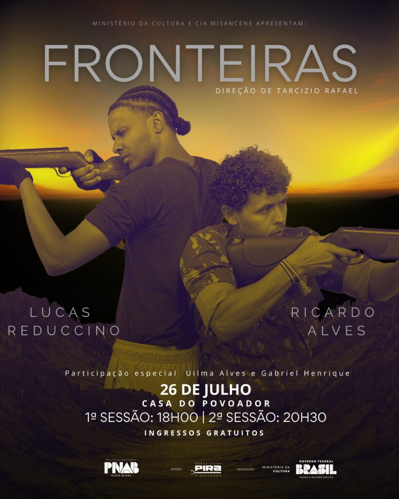 A imagem é um cartaz para a peça "FRONTEIRAS", apresentada pelo Ministério da Cultura e pela Cia Misancene. A direção é de Tarcízio Rafael. No cartaz, dois homens seguram rifles, com um pôr do sol dramático ao fundo. Os nomes "LUCAS REDUCCINO" e "RICARDO ALVES" estão em destaque, indicando que provavelmente são os principais atores. Outras informações incluem a participação especial de Uilma Alves e Gabriel Henrique. O evento acontecerá no dia 26 de julho, na Casa do Povoador, com duas sessões às 18:00 e 20:30. A entrada é gratuita. Na parte inferior do cartaz, estão os logotipos de "PNAB", "Prefeitura de Piracicaba", "Ministério da Cultura" e "Governo Federal Brasil".