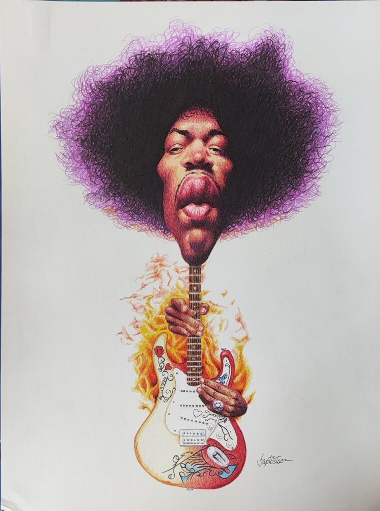 A imagem é um desenho a lápis colorido de Jimi Hendrix, o icônico guitarrista. O estilo é caricatural, com a cabeça de Hendrix desproporcionalmente grande em relação ao corpo, que é parcialmente visível segurando uma guitarra. Seu cabelo afro volumoso é representado com traços finos e curtos, em tons de roxo e preto. A pele é bem detalhada, com tons castanhos e sombras que dão profundidade. Seus lábios são proeminentes e sua expressão é séria, quase pensativa. A guitarra que ele segura é uma Fender Stratocaster, aparentemente personalizada, com desenhos e cores vibrantes, incluindo corações, flores e pássaros estilizados. Chamas laranja e amarelas são representadas ao redor da guitarra, sugerindo energia e paixão. As mãos de Hendrix são visíveis, segurando o braço e o corpo da guitarra, com detalhes nas unhas e anéis. A assinatura do artista está discretamente presente no canto inferior direito. O fundo é um tom bege claro, neutro, que contrasta com as cores vibrantes da guitarra e do cabelo de Hendrix. O desenho demonstra habilidade técnica, com traços precisos e uma variedade de texturas. O uso do lápis colorido permite uma gama de tons e nuances, criando um efeito realista apesar do estilo caricatural.