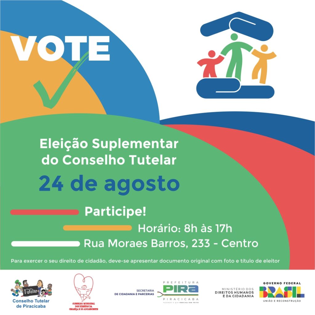 Arte gráfica colorida em fundo dividido entre azul, verde, amarelo e vermelho, com o texto em destaque: “VOTE – Eleição Suplementar do Conselho Tutelar – 24 de agosto – Participe!”. Abaixo, as informações: horário das 8h às 17h, Rua Moraes Barros, 233 – Centro. No canto superior direito, ícone de uma família estilizada com duas crianças de mãos dadas com um adulto, protegidos por duas mãos formando um teto.