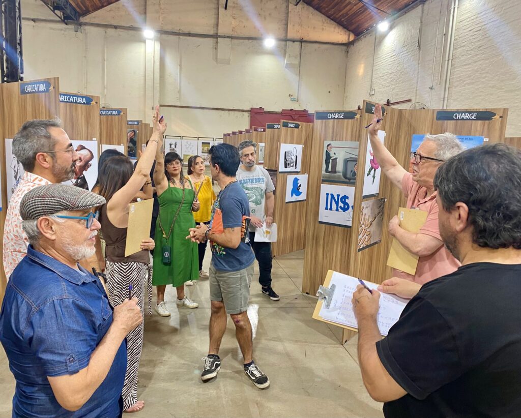 Jurados em debate, votando e levantando as mãos para desempate.