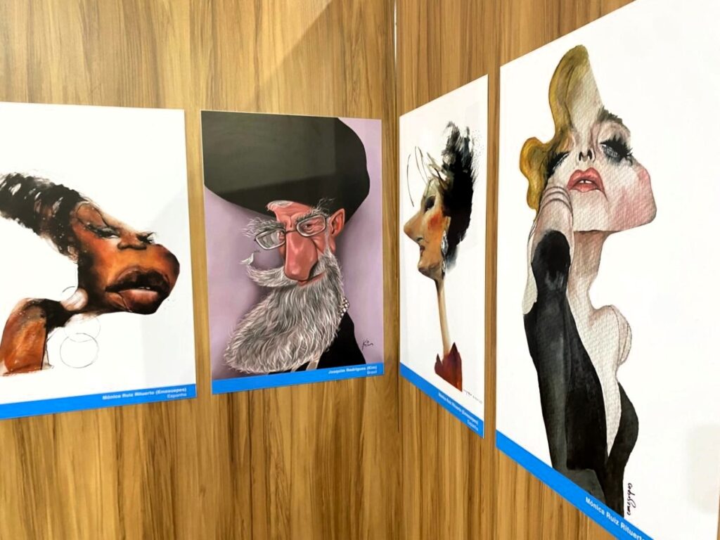 Quatro caricaturas lado a lado. Da esquerda para a direita: Uma mulher negra com traços exagerados, pescoço longo e olhar sério. Um homem idoso com barba e chapéu religioso, nariz e orelhas grandes. Uma mulher de perfil, com rosto fino e maquiagem marcada. Outra mulher loira, com boca e olhos grandes, em pose de glamour.