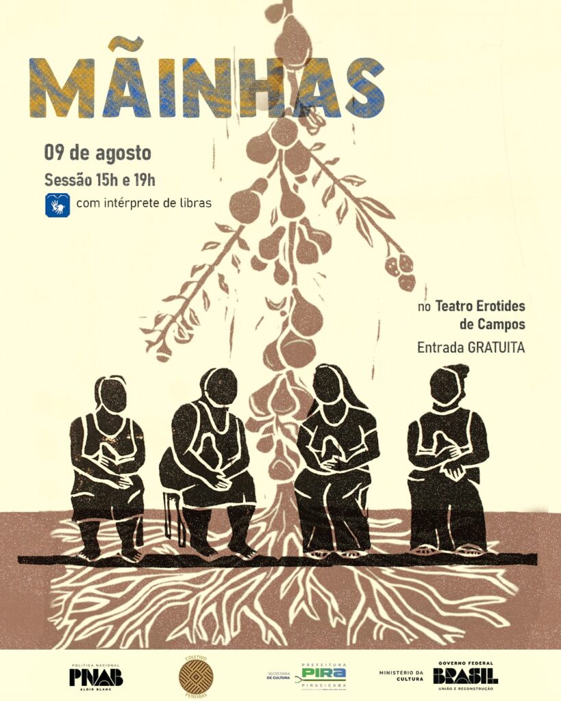 Fundo em tom claro com ilustração central de uma árvore invertida, cujas raízes se conectam a cinco mulheres sentadas e costurando, em estilo gráfico simples e monocromático. No topo, o título MÃINHAS aparece em letras grandes, azuis e amarelas. Abaixo, as informações: "09 de agosto – Sessão 15h e 19h – com intérprete de Libras". À direita, está escrito: "no Teatro Erotides de Campos – Entrada gratuita". Na parte inferior, há logotipos dos apoiadores: Política Nacional Aldir Blanc, Coletivo Pretas Peri, Prefeitura de Piracicaba, Ministério da Cultura e Governo Federal.