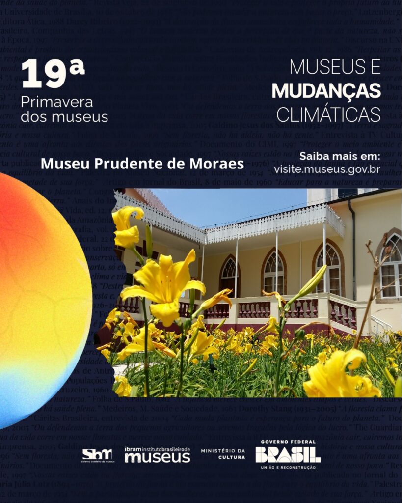 A imagem é um pôster com um fundo escuro e texto sobreposto. O tema principal é "Museus e Mudanças Climáticas", com a data "19ª Primavera dos Museus" em destaque. Há também uma imagem de um edifício histórico com um jardim florido em primeiro plano. No canto inferior, há logotipos do Governo Federal, Ministério da Cultura e do Instituto Brasileiro de Museus (IBRAM). O texto cita diversas fontes e frases relacionadas ao meio ambiente, à Amazônia e à importância da preservação. Há também um convite para visitar o site: visite.museus.gov.br.