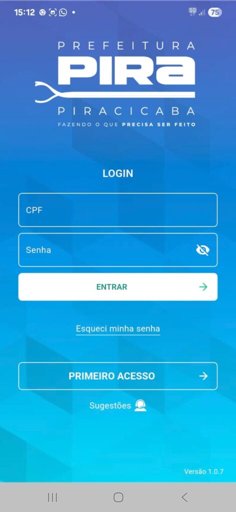 Na imagem uma tela azul escrito em cima Prefeitura PIRA Piracicaba, demonstra como deve ser o primeiro acesso a novo aplicativo da saúde. Nos espaços aparece para preencher a palavra CPF e abaixo a senha e mais abaixo a palavra digitar na cor verde. Na linha de baixo está escrito Esqueci minha senha e mais embaixo, tá escrito Primeiro Acesso.