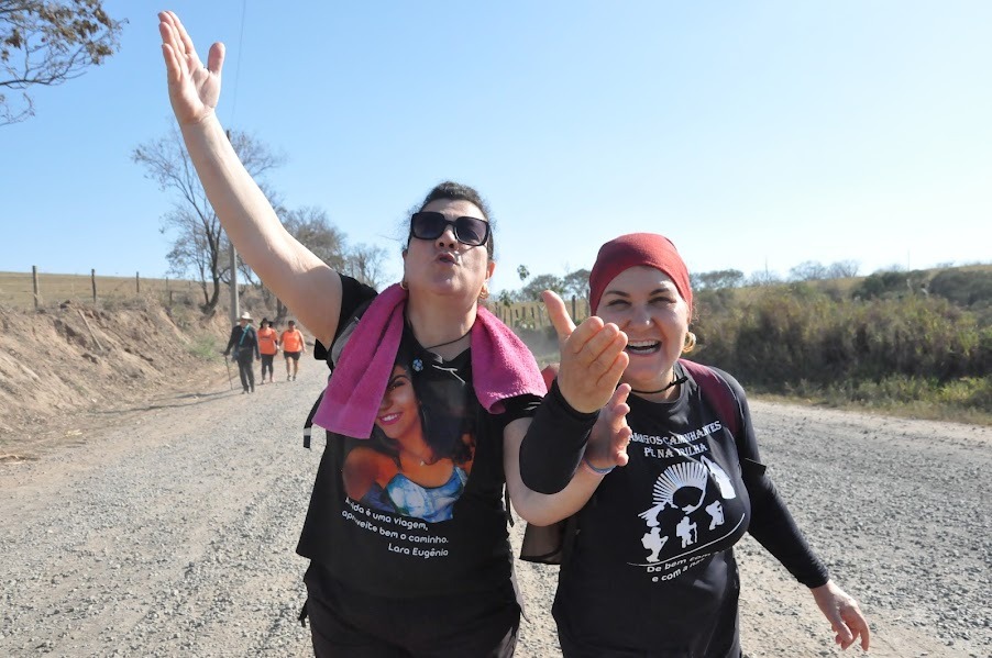 Parece que foi um momento bem legal e descontraído! A presença da mulher com o arranjo de flores dá um toque especial à foto, e a diversidade de trajes entre os homens mostra um clima mais informal e alegre. A quadra esportiva como cenário também traz uma vibe dinâmica. 