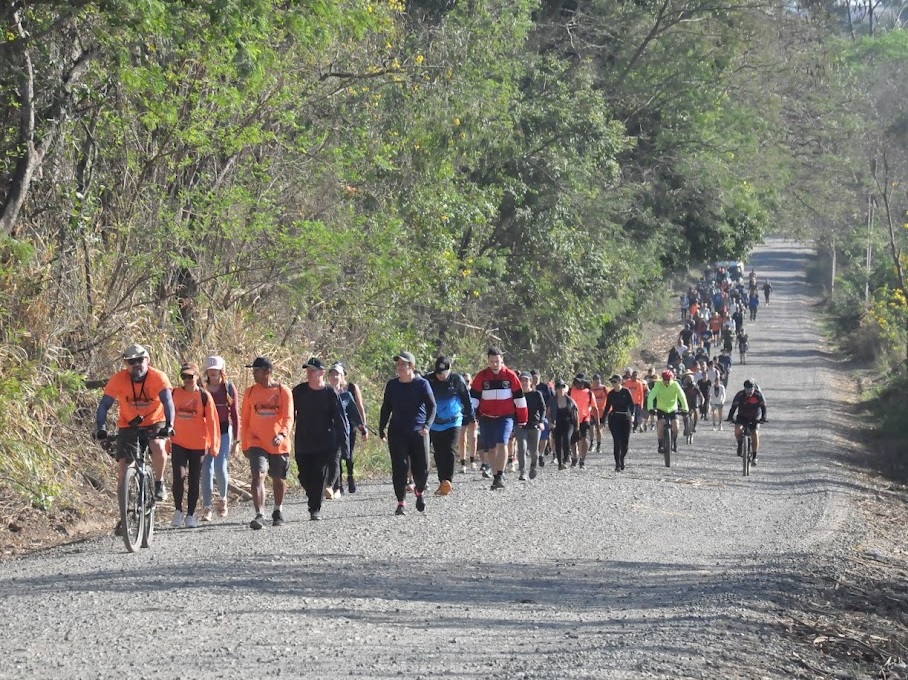 Parece que foi um momento muito especial, cheio de alegria e celebração! A mulher no centro com o arranjo de flores dá um charme à foto, e a variedade de trajes entre os homens mostra que todos estavam confortáveis e se divertindo. A quadra esportiva como cenário dá um toque dinâmico, perfeito para um encontro descontraído.