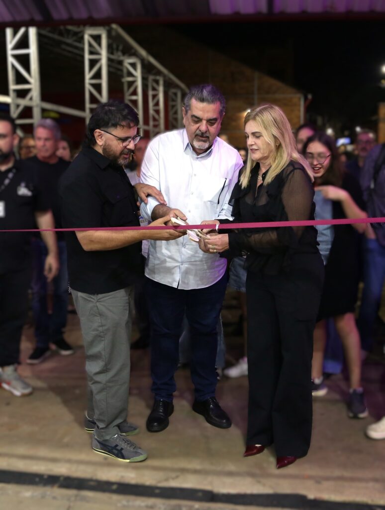 Autoridades cortam fita vermelha na cerimônia de abertura da exposição do Salão de Humor.