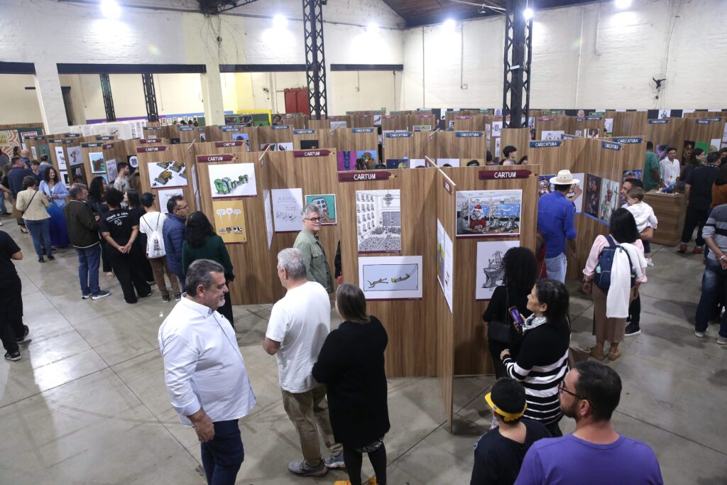 Público circula entre painéis de madeira com cartuns e caricaturas no Armazém 14.