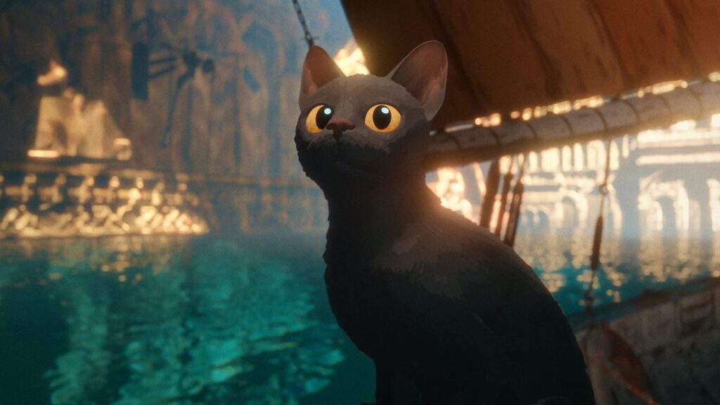 A imagem mostra um gato preto com grandes olhos amarelos, olhando para a direita. O gato está em primeiro plano, com o corpo parcialmente visível. Ao fundo, há um corpo de água de cor verde-azulada, com reflexos da luz do sol. Atrás da água, vislumbra-se uma estrutura arquitetônica com arcos e colunas, que parece ser antiga ou em ruínas. O céu está parcialmente obscurecido por uma estrutura de madeira escura, possivelmente o teto de um barco ou de uma construção. A iluminação sugere que é fim de tarde, com raios de sol dourados incidindo sobre a cena.