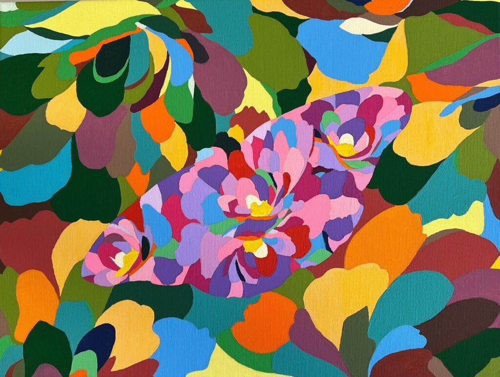 A pintura é uma peça abstrata vibrante e colorida, dominada por formas orgânicas que lembram pétalas de flores e folhas. As cores são aplicadas em blocos sólidos e distintos, criando um efeito de mosaico ou vitral. No centro da composição, um aglomerado de formas em tons de rosa, roxo, azul e vermelho forma o que parece ser uma flor estilizada, com toques de amarelo no centro. Essa área central é cercada por uma profusão de outras formas em uma paleta diversificada, incluindo verdes variados, amarelos brilhantes, laranjas quentes, azuis claros, tons de marrom e roxo. As formas são contornadas de forma sutil pelas linhas de textura da tela, que adicionam uma dimensão tátil à obra. A composição geral é densa e energética, com as cores e formas interagindo para criar uma sensação de profundidade e movimento. Não há um ponto focal único óbvio, pois a riqueza de cores e formas convida o olhar a vagar por toda a superfície da tela.