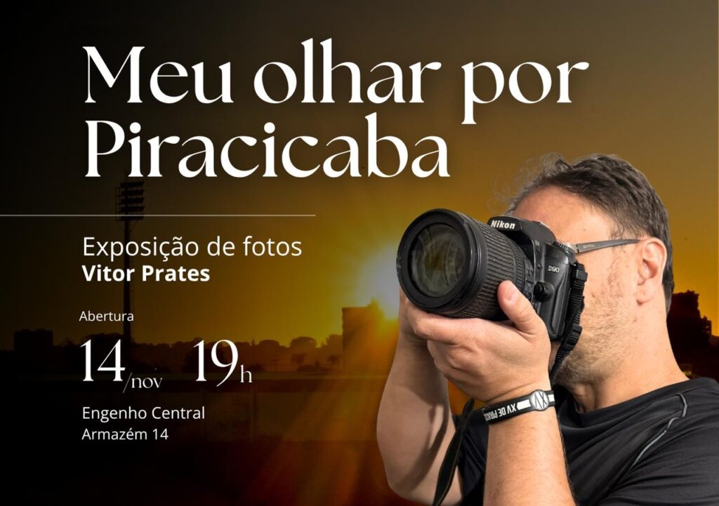 A imagem é um pôster para uma exposição de fotos intitulada "Meu olhar por Piracicaba", do fotógrafo Vitor Prates. O pôster apresenta uma foto de um homem segurando uma câmera Nikon D90, tirando uma foto. O fundo é um pôr do sol alaranjado sobre uma paisagem urbana. As informações do evento estão dispostas em texto branco sobre o fundo escuro do pôster: * *Título:* Meu olhar por Piracicaba * *Tipo de evento:* Exposição de fotos * *Fotógrafo:* Vitor Prates * *Abertura:* 14 de novembro, às 19h * *Local:* Engenho Central, Armazém 14 Também é visível uma pulseira no pulso do fotógrafo com as inscrições "XV DE PIRACICABA".