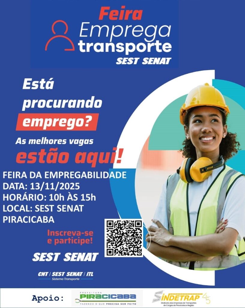 A imagem é um cartaz promocional para a Feira Emprega Transporte, organizada pelo SEST SENAT. O cartaz convida as pessoas que estão procurando emprego a comparecerem ao evento, destacando que as melhores vagas estarão disponíveis. A Feira da Empregabilidade acontecerá em 13 de novembro de 2025, das 10h às 15h, no SEST SENAT de Piracicaba. Há um QR code para inscrição e participação. Na parte inferior, o cartaz exibe os apoios institucionais da Prefeitura de Piracicaba e do INDETRAP (Sindicato das Empresas de Transportes de Cargas de Piracicaba e Região). A imagem também conta com a identidade visual do CNT / SEST SENAT / ITL - Sistema Transporte. A parte visual do cartaz é composta por um fundo azul, com elementos gráficos em branco e verde. Uma mulher com capacete de segurança e fones de ouvido, vestindo um colete refletivo, sorri para a câmera, transmitindo uma imagem de profissionalismo e otimismo.