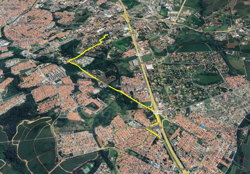 A imagem mostra uma vista aérea em 3D de uma área urbana e rural, com destaque para uma rota marcada em amarelo. A rota parece ser um trajeto de navegação, possivelmente de um aplicativo de mapas, que se inicia em uma área residencial e segue por estradas e vias urbanas. A paisagem abrange bairros residenciais com telhados vermelhos, áreas verdes, e o que parecem ser condomínios. Há também a presença de estabelecimentos comerciais como "Supermercado e Drogatia Corp", "Assai Atacadista", "Arena Atacado Piracicamirim - Loja 09" e "Supermercado São Francisco". Alguns bairros identificados na imagem incluem VILA MONTEIRO, MORUMB, JARDIM NOIVA DA COLINA, VILA PRUDENTE, POMPEIA, PARQUE CHAPADÃO, RESIDENCIAL TERRAS ALTAS, CECAP e ELDORADO. A rota em amarelo passa por vias importantes como a SP-308 PERDIZES e a Av. Pompeia. Ao fundo, observa-se uma área mais rural com plantações ou pastagens.