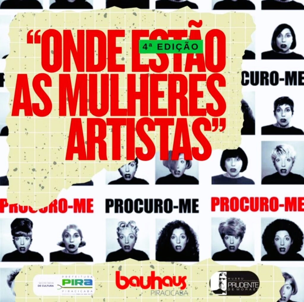A imagem é um pôster com uma colagem de fotos e texto. No centro, em letras vermelhas grandes e em negrito, está escrito: "ONDE ESTÃO AS MULHERES ARTISTAS". Acima dessa frase, em letras verdes menores, está escrito "4ª EDIÇÃO". O fundo do pôster é composto por uma grade amarela clara com pontos pretos e por várias fotos em preto e branco de mulheres com expressões faciais chocadas ou surpresas. Essas fotos aparecem em diferentes tamanhos e posições, algumas cortadas nas bordas. Abaixo da frase principal, há uma repetição da palavra "PROCUMO-ME" em letras vermelhas, também em negrito, espalhadas pela imagem. Na parte inferior do pôster, há logotipos e nomes: * À esquerda, um logotipo com as cores verde, branco e vermelho, com os dizeres "SECRETARIA DE CULTURA" e "PREFEITURA PIRA PIRACICABA". * No centro, o logotipo da "bauhaus PIRACICABA". * À direita, um logotipo com a imagem de um homem e os dizeres "MUSEU PRUDENTE DE MORAES".