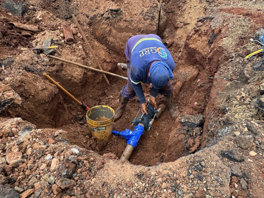 Imagem mostra trabalhado do semae fazendo a instalação de canos e registro para controle do abastecimento de água