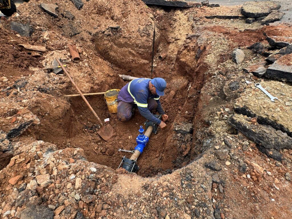 Imagem mostra trabalhado do semae fazendo a instalação de canos e registro para controle do abastecimento de água