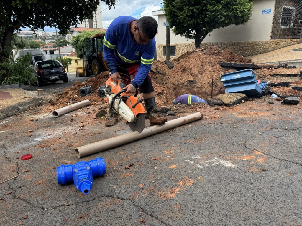 Imagem mostra um servidor do Semae cortando cano com maquina de grande porte para realizar a instalação de registro de rede de abastecimento de água