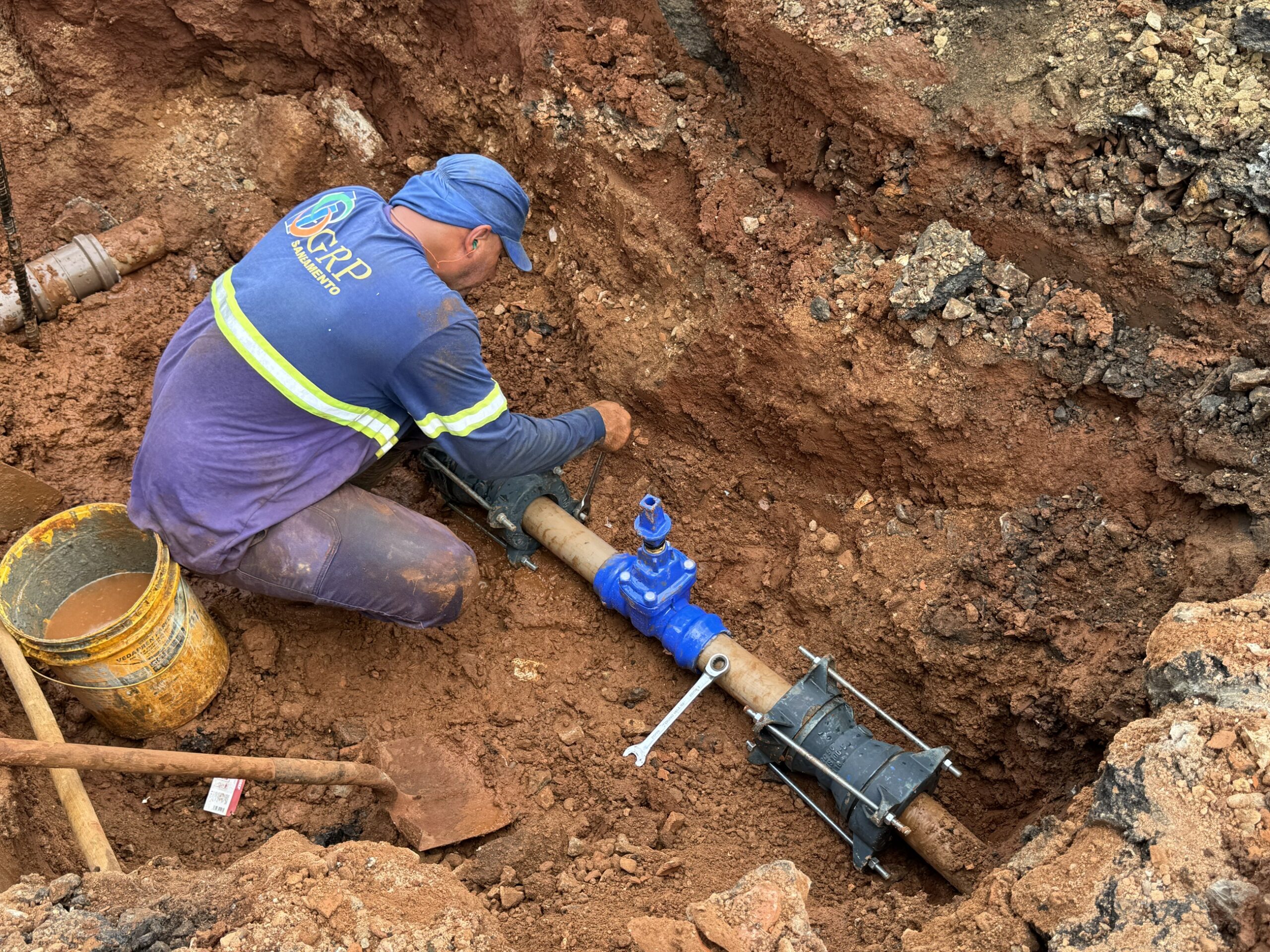 Imagem mostra trabalhado do semae fazendo a instalação de canos e registro para controle do abastecimento de água