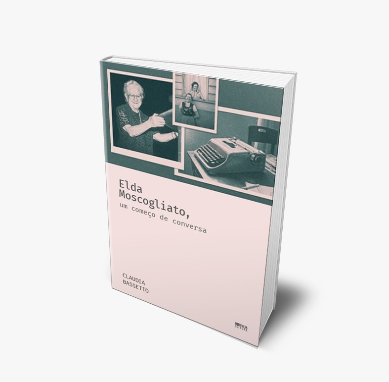 A imagem mostra um mockup digital 3D de um livro em formato brochura, intitulado "Elda Moscogliato, um começo de conversa", escrito por Claudia Bassetto. A capa do livro é dividida em duas partes horizontais: a parte superior tem um fundo verde-azulado escuro e apresenta uma colagem de fotografias em estilo vintage, em preto e branco, incluindo uma mulher idosa sorridente usando óculos, duas mulheres próximas a uma janela e uma máquina de escrever manual sobre uma mesa. A parte inferior da capa é de cor rosa claro sólida. O título do livro está escrito em uma fonte sans-serif escura, alinhada à esquerda no centro da capa. Na parte inferior esquerda está o nome da autora, e no canto inferior direito está o logotipo da editora Moderna Editora. A composição transmite uma sensação nostálgica e biográfica.