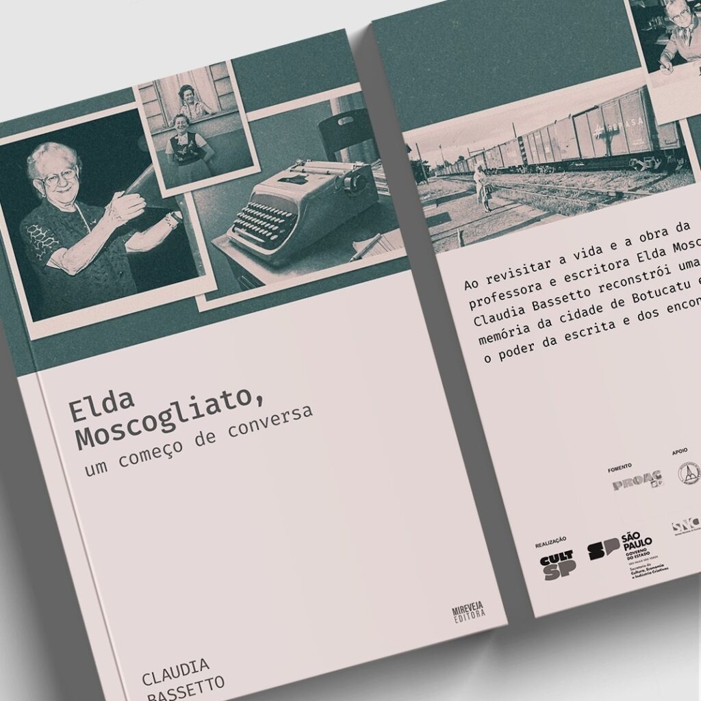 A imagem mostra a capa frontal e a contracapa de um livro intitulado "Elda Moscogliato, um começo de conversa", escrito por Claudia Bassetto e publicado pela Mireveja Editora. A capa frontal é dividida em duas partes: a parte superior apresenta uma colagem de fotografias em preto e branco, que incluem uma mulher idosa sorrindo com óculos, duas mulheres próximas a uma janela e uma máquina de escrever antiga sobre uma mesa. A parte inferior da capa frontal é de cor bege clara, com o título do livro e o nome da autora em fonte preta, simples e elegante. Na contracapa, a parte superior exibe uma fotografia panorâmica antiga em preto e branco, mostrando uma linha férrea com um trem e uma pessoa caminhando sobre os trilhos. Abaixo da imagem há um texto em português que fala sobre o conteúdo do livro, mencionando a vida e obra de Elda Moscogliato, e destacando o resgate da memória da cidade de Botucatu e o poder da escrita e dos encontros. Na parte inferior da contracapa, encontram-se logos de instituições culturais e governamentais que apoiaram a publicação, como CULT SP, PROAC e a Secretaria da Cultura do Estado de São Paulo. O design do livro é sóbrio e elegante, com uma paleta de cores que mistura tons neutros e verde-azulado, transmitindo um ar de seriedade e respeito ao tema biográfico e histórico abordado. A iluminação da fotografia é suave, realçando a textura e o volume dos livros sobre um fundo neutro.