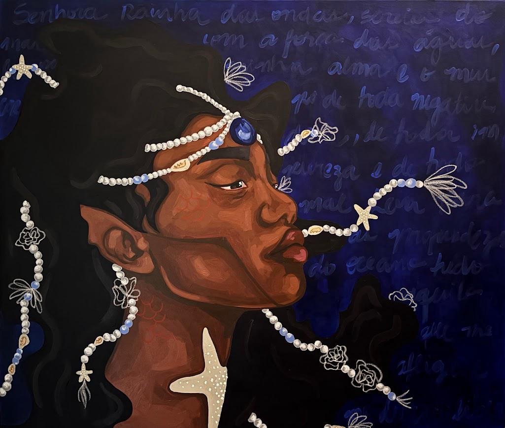 A imagem apresenta uma pintura digital de uma mulher negra vista de perfil, representando a orixá Iemanjá, uma divindade das águas na cultura afro-brasileira. Ela está sobre um fundo azul escuro, que remete ao oceano, com detalhes em tons de azul mais claros que formam um texto em português, parecido com uma oração ou poema dedicado a ela. A mulher tem a pele em tons profundos de marrom com pinceladas visíveis que dão textura à pintura. Seu olhar é sereno e voltado para a direita. Ela usa uma coroa feita de pérolas com um grande cristal azul no centro, brincos longos que lembram conchas e estrelas do mar, além de colares elaborados com motivos marinhos, como estrelas do mar e conchas. Pequenas borboletas e conchas desenhadas em branco flutuam ao redor dela, reforçando o tema do mar e da natureza. A iluminação destaca seu rosto e as joias, principalmente as pérolas, que brilham com um efeito perolado. A composição é centrada, com a figura ocupando a parte esquerda da imagem, enquanto o texto escrito ocupa o lado direito, equilibrando visualmente a obra. No geral, a imagem transmite uma sensação de espiritualidade, força e conexão com o mar, homenageando Iemanjá como a "Senhora Rainha das ondas" e "sereia do mar", protetora contra negatividades e impurezas.