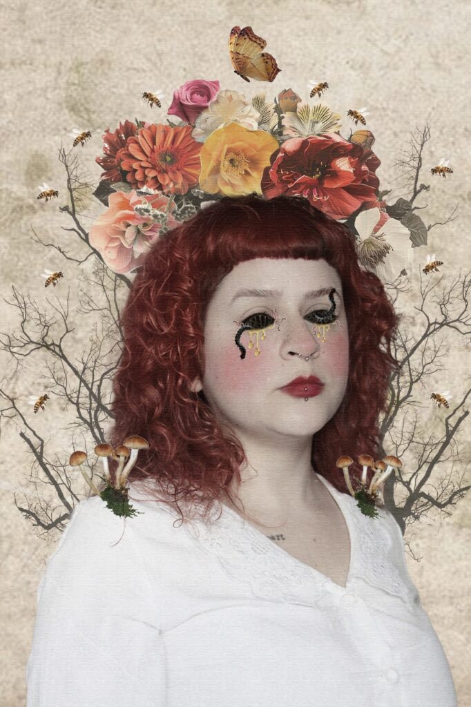 A imagem apresenta uma colagem digital surrealista com uma mulher de cabelos ruivos encaracolados e uma coroa feita de flores coloridas no topo da cabeça. Seu rosto é pálido, com lábios pintados de vermelho e expressão neutra. Os olhos da mulher são completamente negros, de onde saem centopéias, e lágrimas douradas que lembram mel escorrem pelas suas bochechas. Pequenas abelhas voam ao redor dela, enquanto cogumelos marrons brotam de seus ombros. O fundo é texturizado, com um tom bege envelhecido, e ramos de árvores secas e sem folhas enquadram a figura, criando uma atmosfera ao mesmo tempo natural e macabra. A composição mistura elementos de beleza e decadência, unindo flores vibrantes com insetos e sinais de decomposição, transmitindo uma sensação surreal e misteriosa.