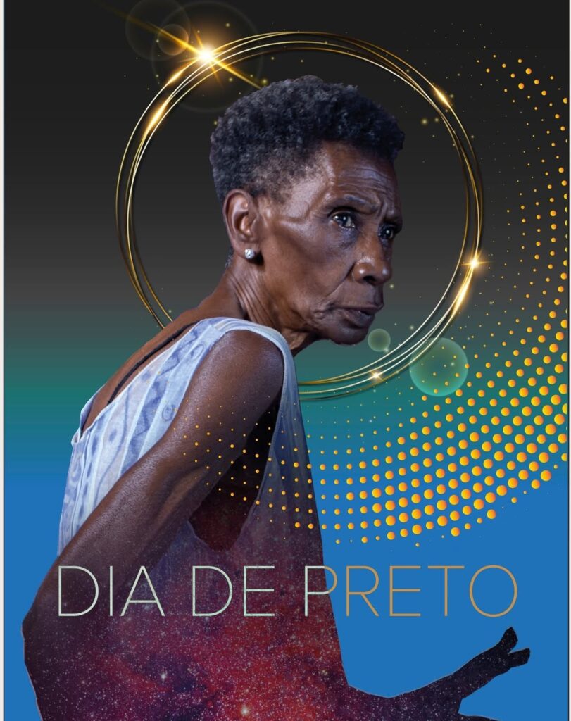 A imagem apresenta o retrato digital de uma mulher negra idosa vista de perfil, voltada para a direita. Ela tem cabelo curto e encaracolado, e sua pele mostra sinais naturais da idade, como rugas e textura. Ela veste uma peça clara, sem mangas, com um padrão sutil. Um pequeno brinco branco está visível em sua orelha esquerda. O fundo é escuro, com um gradiente que vai do preto ao azul esverdeado, criando um contraste que destaca a figura da mulher. Ao redor de sua cabeça e ombros, há um halo circular dourado, com pequenos pontos de luz brilhantes, remetendo a uma aura ou coroa luminosa. À direita da mulher, há um padrão de pontos dourados de diferentes tamanhos que parecem se dispersar no espaço, adicionando um elemento dinâmico à composição. Na parte inferior da imagem, há uma sobreposição que lembra uma nebulosa ou céu estrelado em tons vermelhos e roxos, que parece se fundir com a roupa da mulher. Sobre essa área está o texto "DIA DE PRETO" em letras grandes, brancas e alaranjadas, chamando atenção para uma possível celebração ou evento relacionado à cultura negra. A iluminação da imagem foca no rosto da mulher, evidenciando seus traços e expressões, enquanto o fundo escuro ajuda a criar profundidade e destacar a figura central. A composição transmite uma sensação de reverência, dignidade e conexão cósmica.