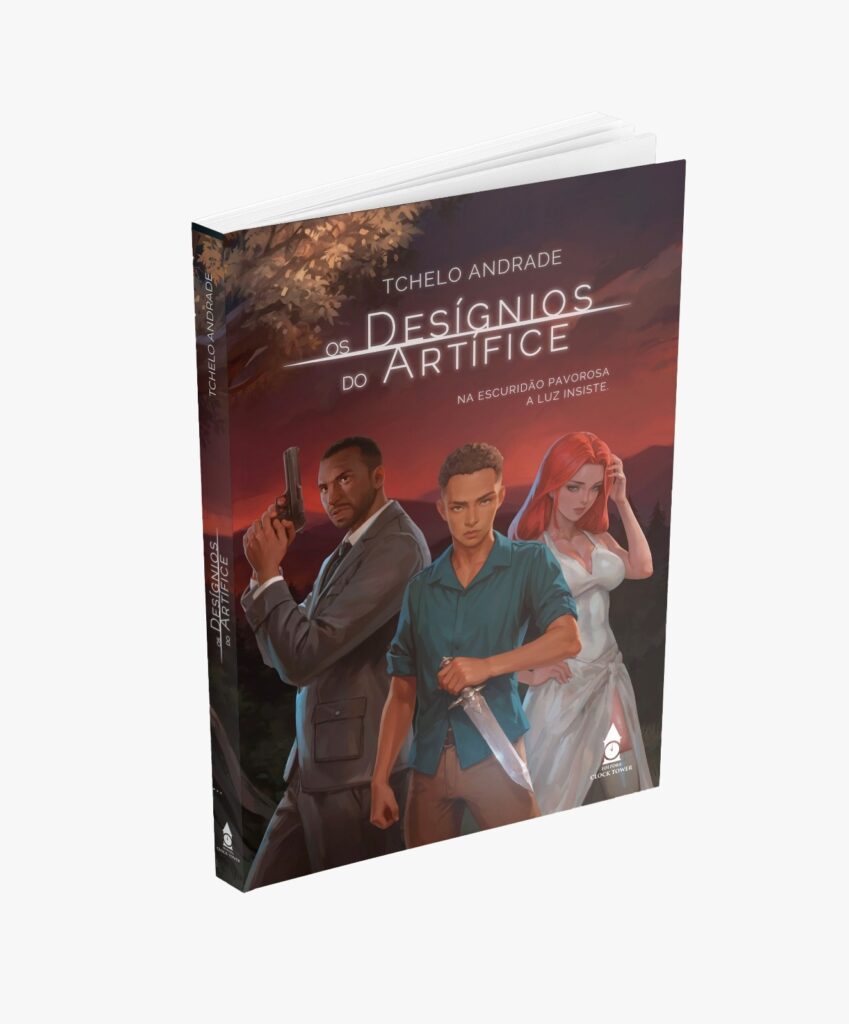 A imagem apresenta a capa de um livro intitulado Os Desígnios do Artífice, escrito por Tchelo Andrade e publicado pela Editora Clock Tower. * O design é uma ilustração digital que exibe três personagens centrais em primeiro plano, posicionados contra um fundo crepuscular de tons avermelhados e silhuetas de árvores. * À esquerda, um homem negro veste um terno cinza e segura uma arma de fogo. No centro, um jovem de pele clara e cabelos curtos segura uma adaga com uma expressão séria. À direita, uma mulher de longos cabelos ruivos veste um vestido branco longo e fluido. * O título do livro está disposto na parte superior com uma tipografia elegante e minimalista. Abaixo, lê-se a frase: "Na escuridão pavorosa, a luz insiste". * A lombada do livro, visível no lado esquerdo, repete o título e o nome do autor, com o logotipo da editora na base. A estética geral sugere uma obra de fantasia urbana ou suspense com elementos sobrenaturais.
